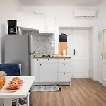 Modern Apartment's At Antique Center - No Privat Parking *
