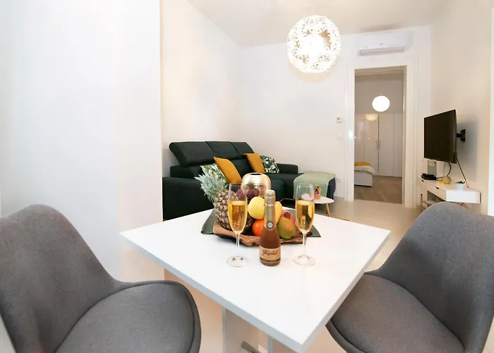 Modern Apartment'S At Antique Villa, Castropola 8, Pula, City Center - No Parking Lägenhet *